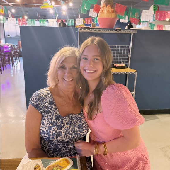 hi I’m maggie!! 🤍 - Picture 2 of 16